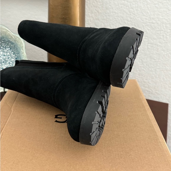 UGG Heeled Chelsea Boot - Picture 5 of 8